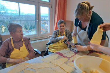 Moderne Technik trifft Handarbeit in der Kochgruppe